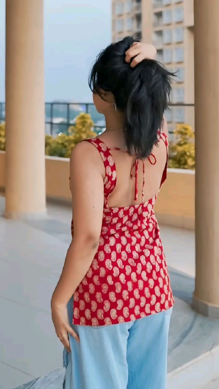 omen's Red & White Paisley Print Sleeveless Straight Kurta (Cotton Blend)