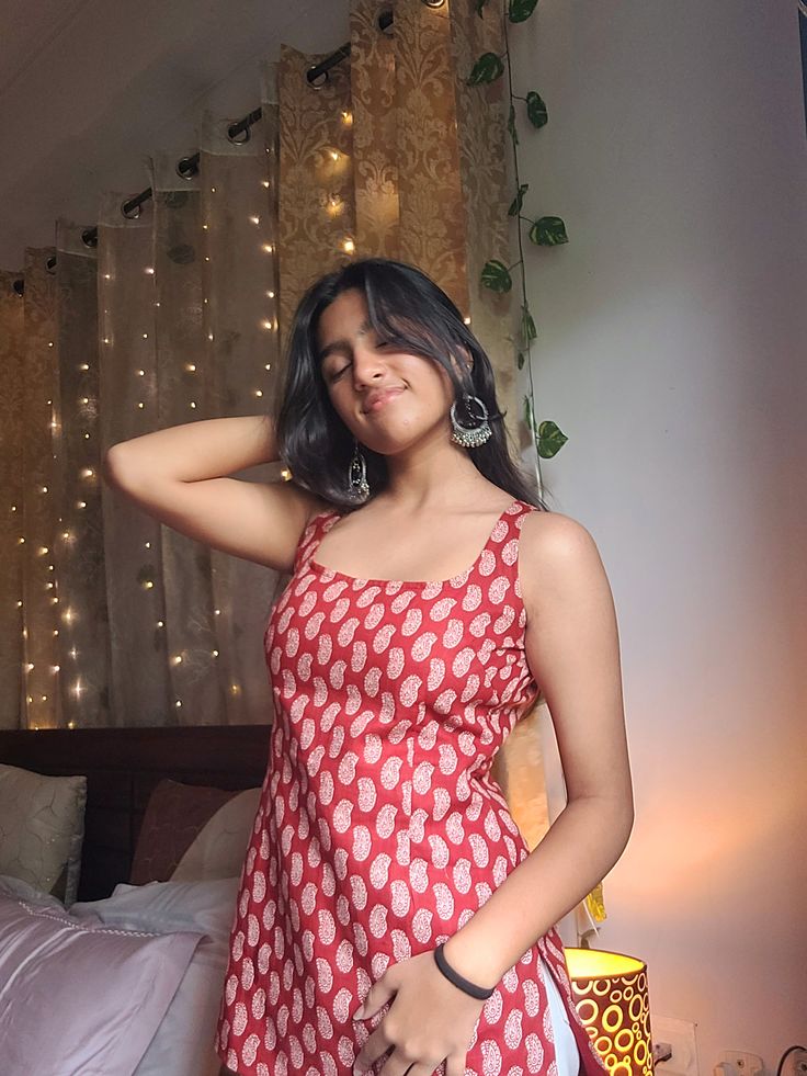 omen's Red & White Paisley Print Sleeveless Straight Kurta (Cotton Blend)