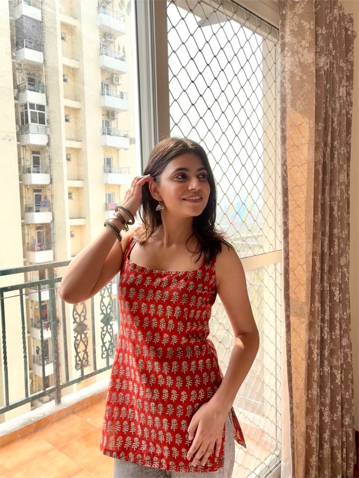 omen's Red & White Paisley Print Sleeveless Straight Kurta (Cotton Blend)